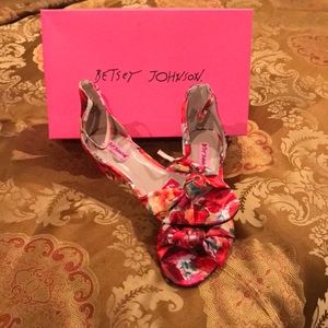 NWT Betsy Johnson Ivee Ankle Strap shoes